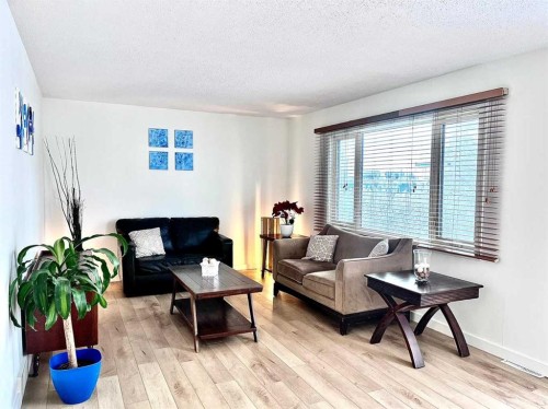 2326 19 Avenue, Bowden, AB - Indoor Photo Showing Living Room