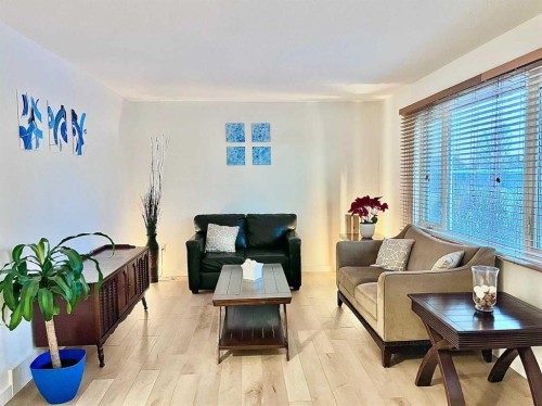 2326 19 Avenue, Bowden, AB - Indoor Photo Showing Living Room