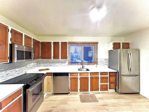 2326 19 Avenue, Bowden, AB - Indoor Photo Showing Kitchen