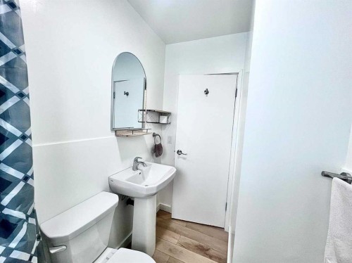 2326 19 Avenue, Bowden, AB - Indoor Photo Showing Bathroom