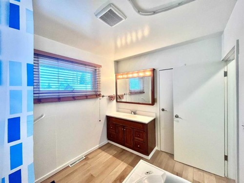 2326 19 Avenue, Bowden, AB - Indoor Photo Showing Bathroom