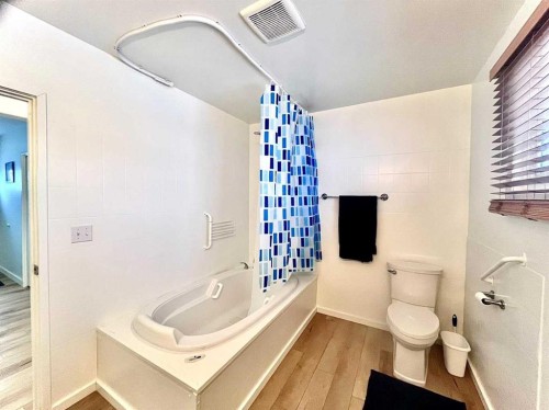 2326 19 Avenue, Bowden, AB - Indoor Photo Showing Bathroom