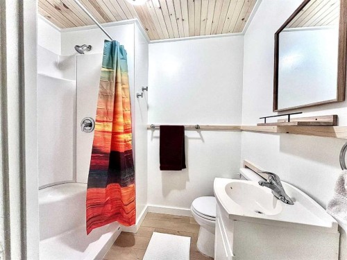 2326 19 Avenue, Bowden, AB - Indoor Photo Showing Bathroom