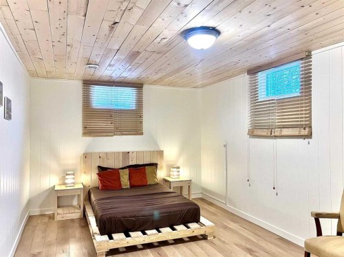 2326 19 Avenue, Bowden, AB - Indoor Photo Showing Bedroom