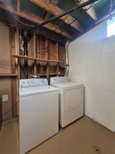 2326 19 Avenue, Bowden, AB - Indoor Photo Showing Laundry Room