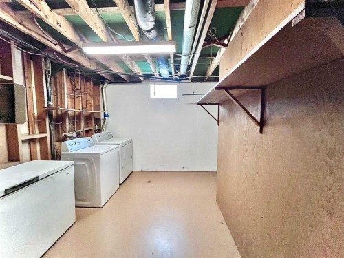 2326 19 Avenue, Bowden, AB - Indoor Photo Showing Laundry Room