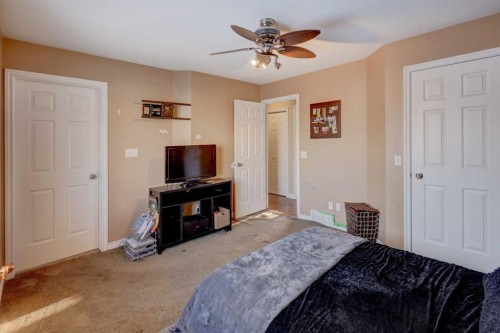 207 Strathaven Bay, Strathmore, AB - Indoor Photo Showing Bedroom