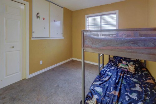207 Strathaven Bay, Strathmore, AB - Indoor Photo Showing Bedroom
