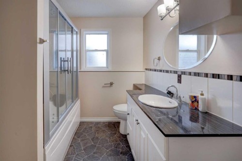 207 Strathaven Bay, Strathmore, AB - Indoor Photo Showing Bathroom