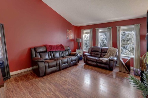 207 Strathaven Bay, Strathmore, AB - Indoor Photo Showing Living Room