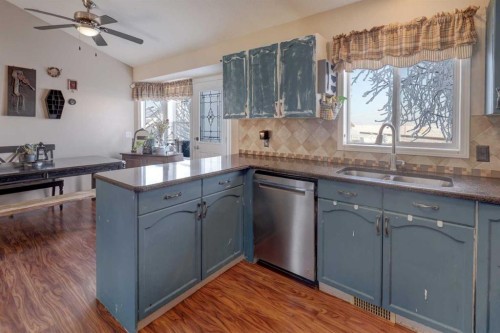 207 Strathaven Bay, Strathmore, AB - Indoor Photo Showing Kitchen With Double Sink