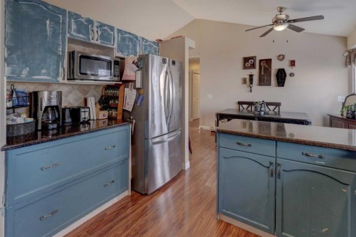 207 Strathaven Bay, Strathmore, AB - Indoor Photo Showing Kitchen