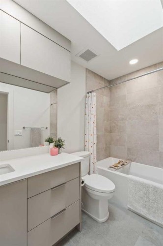 514 19 Street Nw, Calgary, AB - Indoor Photo Showing Bathroom