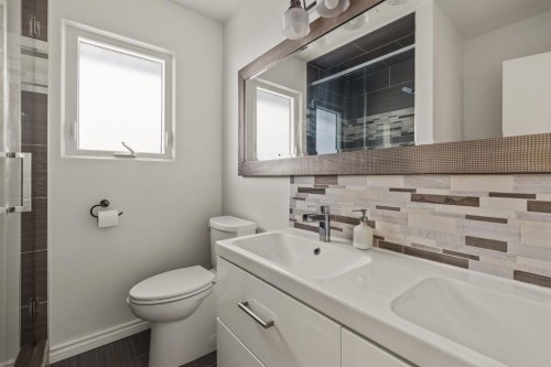 20 Calandar Road Nw, Calgary, AB - Indoor Photo Showing Bathroom