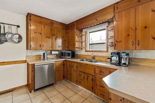 20 Calandar Road Nw, Calgary, AB - Indoor Photo Showing Kitchen With Double Sink