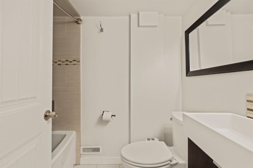 20 Calandar Road Nw, Calgary, AB - Indoor Photo Showing Bathroom