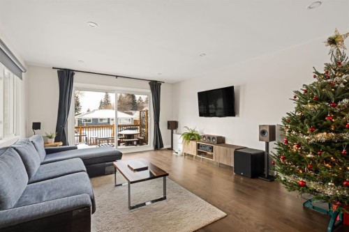 20 Calandar Road Nw, Calgary, AB - Indoor Photo Showing Living Room