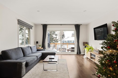 20 Calandar Road Nw, Calgary, AB - Indoor Photo Showing Living Room