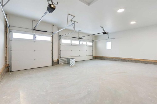 376 Muirfield Crescent, Lyalta, AB - Indoor Photo Showing Garage