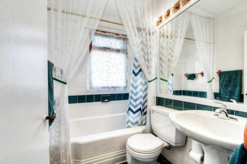 3815 Parkhill Place Sw, Calgary, AB - Indoor Photo Showing Bathroom