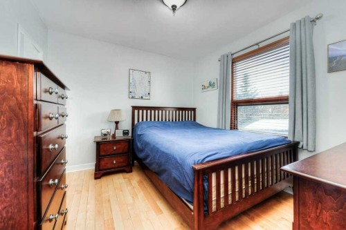 3815 Parkhill Place Sw, Calgary, AB - Indoor Photo Showing Bedroom