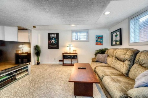 3815 Parkhill Place Sw, Calgary, AB - Indoor Photo Showing Living Room