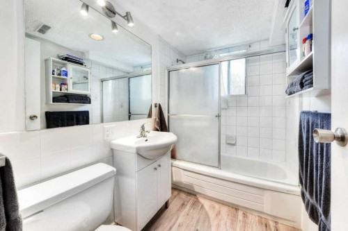 3815 Parkhill Place Sw, Calgary, AB - Indoor Photo Showing Bathroom