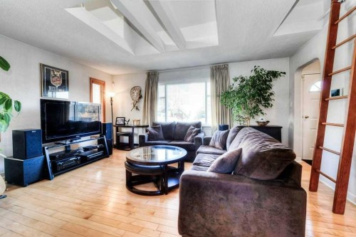 3815 Parkhill Place Sw, Calgary, AB - Indoor Photo Showing Living Room