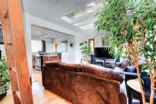 3815 Parkhill Place Sw, Calgary, AB - Indoor Photo Showing Living Room