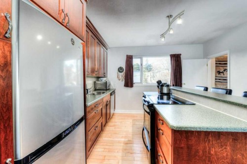 3815 Parkhill Place Sw, Calgary, AB - Indoor Photo Showing Kitchen