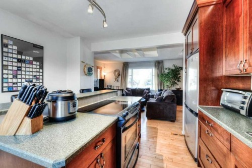 3815 Parkhill Place Sw, Calgary, AB - Indoor Photo Showing Kitchen With Double Sink