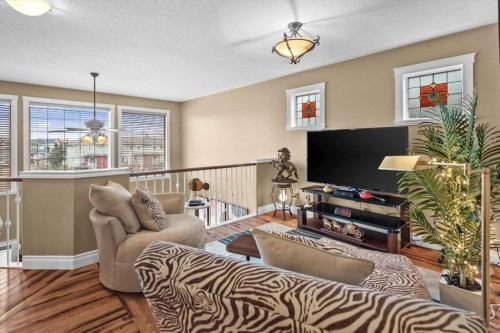 935 Bayside Drive Sw, Airdrie, AB - Indoor Photo Showing Living Room