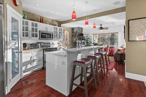 935 Bayside Drive Sw, Airdrie, AB - Indoor Photo Showing Kitchen