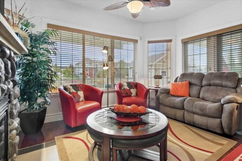935 Bayside Drive Sw, Airdrie, AB - Indoor Photo Showing Living Room