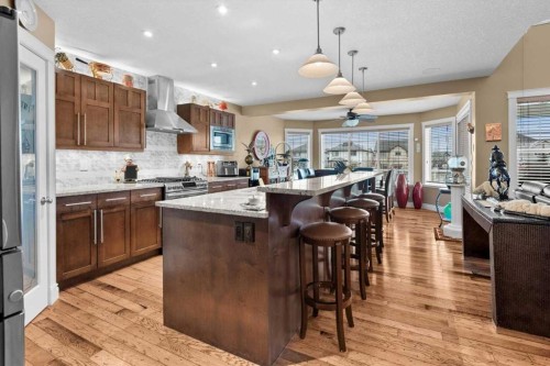 935 Bayside Drive Sw, Airdrie, AB - Indoor Photo Showing Kitchen With Upgraded Kitchen