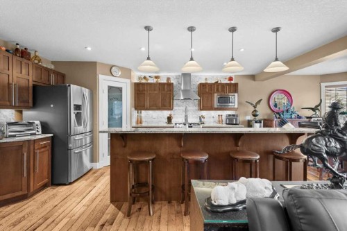 935 Bayside Drive Sw, Airdrie, AB - Indoor Photo Showing Kitchen With Upgraded Kitchen