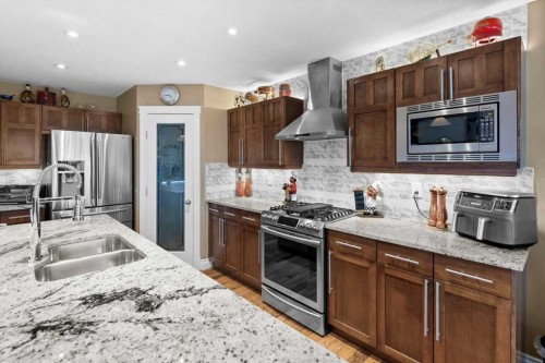 935 Bayside Drive Sw, Airdrie, AB - Indoor Photo Showing Kitchen With Double Sink With Upgraded Kitchen