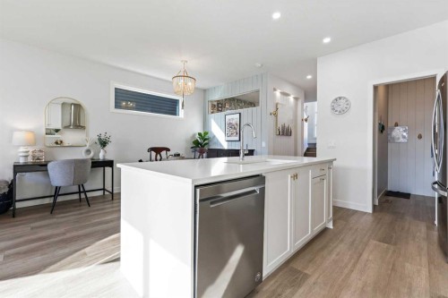 22 Wolf Creek Manor Se, Calgary, AB - Indoor Photo Showing Kitchen