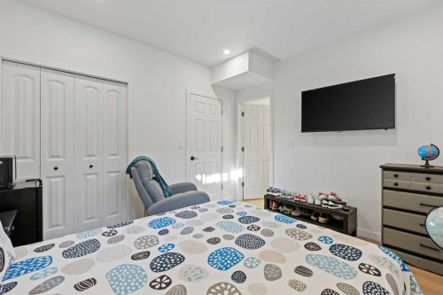 22 Wolf Creek Manor Se, Calgary, AB - Indoor Photo Showing Bedroom