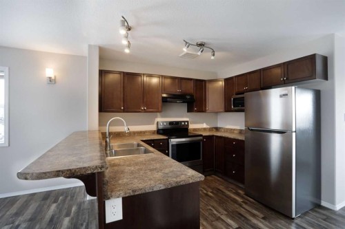 322 17 Street East, Brooks, AB - Indoor Photo Showing Kitchen With Double Sink