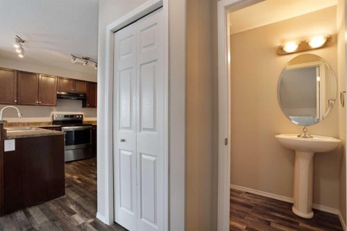 322 17 Street East, Brooks, AB - Indoor Photo Showing Kitchen With Double Sink