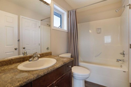 322 17 Street East, Brooks, AB - Indoor Photo Showing Bathroom