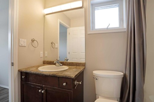 322 17 Street East, Brooks, AB - Indoor Photo Showing Bathroom