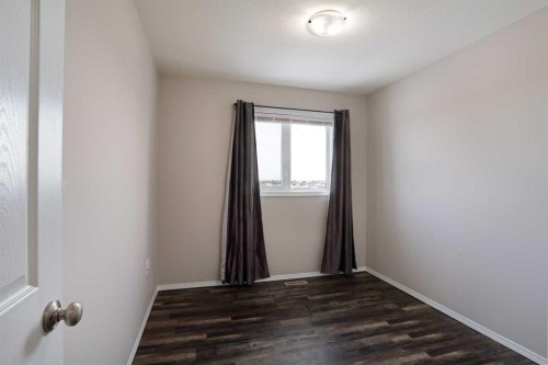 322 17 Street East, Brooks, AB - Indoor Photo Showing Other Room