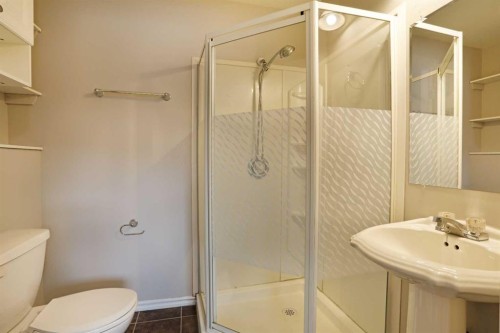 322 17 Street East, Brooks, AB - Indoor Photo Showing Bathroom