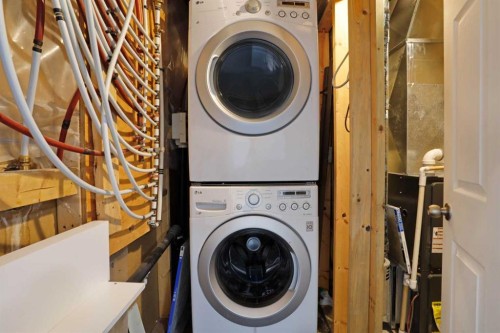 322 17 Street East, Brooks, AB - Indoor Photo Showing Laundry Room