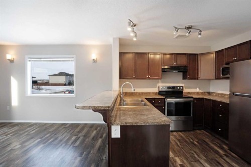 322 17 Street East, Brooks, AB - Indoor Photo Showing Kitchen With Double Sink