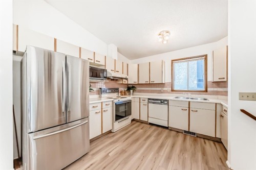 20 Cedardale Hill Sw, Calgary, AB - Indoor Photo Showing Kitchen