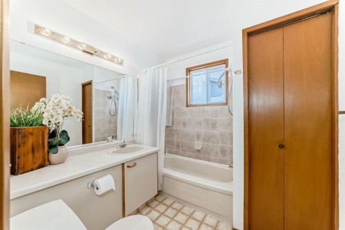 20 Cedardale Hill Sw, Calgary, AB - Indoor Photo Showing Bathroom