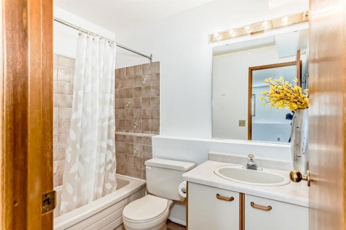 20 Cedardale Hill Sw, Calgary, AB - Indoor Photo Showing Bathroom